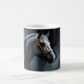 Pferd auf schwarzem Untergrund mit blauen Farbtöne Kaffeetasse (Mittel)