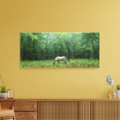 Pferd auf Wiese Leinwanddruck (Insitu (Wohnzimmer))