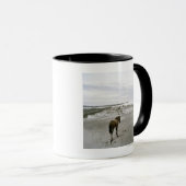 Pferd, das auf den Strand geht Tasse (VorderseiteRechts)