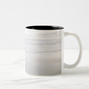 Pferd, das auf den Strand läuft Zweifarbige Tasse