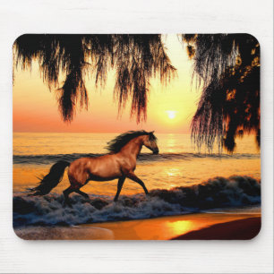 Pferd, das auf Sonnenuntergangstrand läuft Mousepad