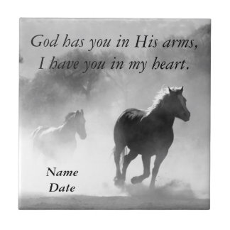 Pferd, das aus dem Nebel heraus galoppiert Fliese