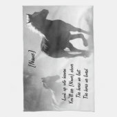 Pferd, das aus dem Nebel heraus galoppiert Handtuch (Vertikal)