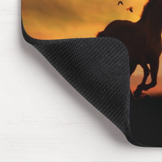 Pferd, das bei Sonnenuntergang auf der Maus läuft Mousepad (Ecke)