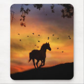 Pferd, das bei Sonnenuntergang auf der Maus läuft Mousepad (Vorne)