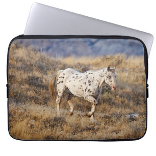 Pferd, das durch die malerischen Hügel der Big Hor Laptopschutzhülle