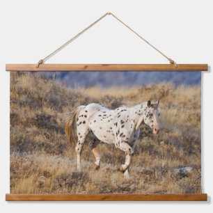 Pferd, das durch die malerischen Hügel der Big Hor Wandteppich Mit Holzrahmen