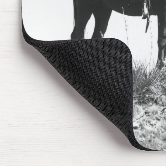 Pferd, das von einem Cowboyhut isst Mousepad (Ecke)