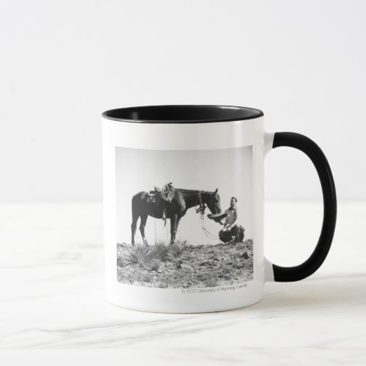 Pferd, das von einem Cowboyhut isst Tasse (Rechts)