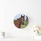 Pferd durch Baum Runde Wanduhr (Zuhause)