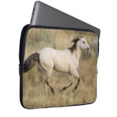 Pferd durch die Graslandschaft Prairie Laptopschutzhülle (Vorne Rechts)