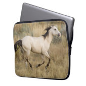 Pferd durch die Graslandschaft Prairie Laptopschutzhülle (Vorderseite Links)