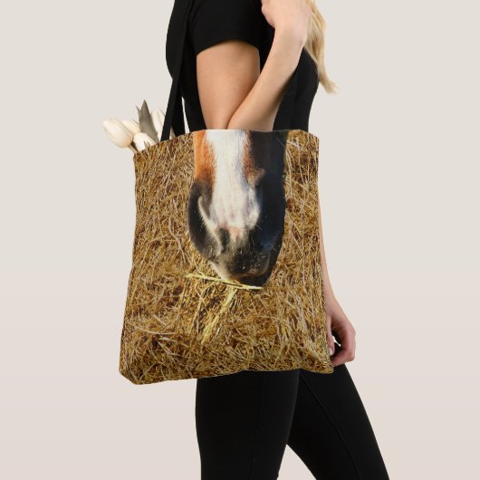 Pferd essen Hay Print Tote Tasche (Von Nahem)