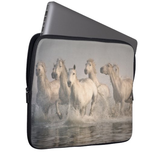 Pferd Galopp im Mittelmeer Laptopschutzhülle (Vorne Rechts)