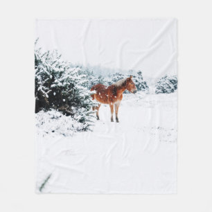 PFERD IM FALLENDEN SCHNEE FLEECEDECKE