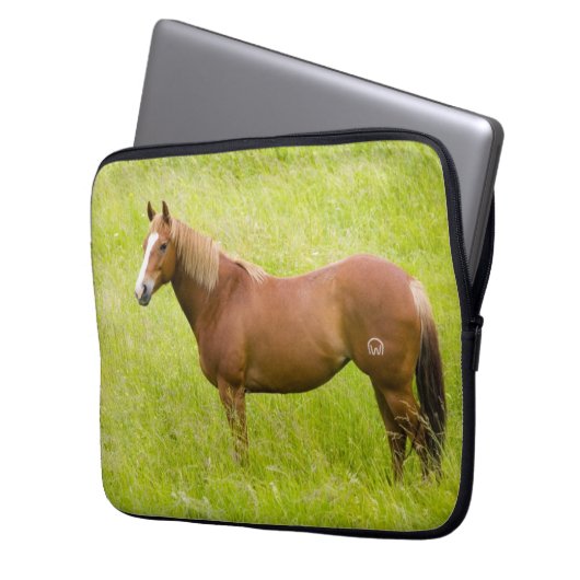 Pferd im Frühjahrsfeld Laptopschutzhülle (Vorderseite Links)
