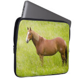 Pferd im Frühlingsfeld Laptopschutzhülle (Vorne Rechts)