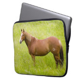 Pferd im Frühlingsfeld Laptopschutzhülle (Vorderseite Links)