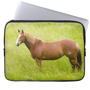 Pferd im Frühlingsfeld Laptopschutzhülle
