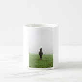 Pferd im Nebel auf einer Wiese Kaffeetasse (Mittel)