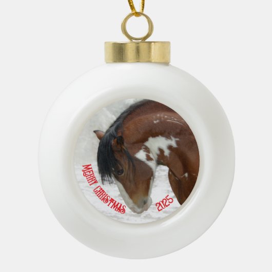 Pferd im Schnee Weihnachten Keramik Kugel-Ornament (Vorderseite)