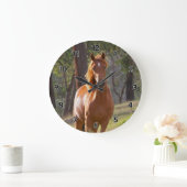 Pferd im Wald Große Wanduhr (Zuhause)