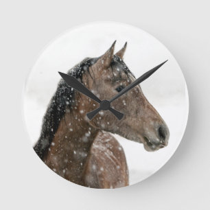 Pferd im Winter Runde Wanduhr