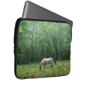 Pferd in der Wiese Laptopschutzhülle (Vorne Rechts)