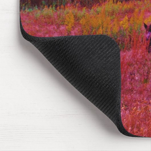 Pferd in einem kaleidoskopfarbenen Feld Mousepad (Ecke)