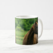 Pferd in Grünweide Persönliche Umarmung Kaffeetasse (VorderseiteRechts)