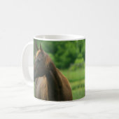 Pferd in Grünweide Persönliche Umarmung Kaffeetasse (Vorderseite Links)