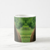 Pferd in Grünweide Persönliche Umarmung Kaffeetasse (Mittel)