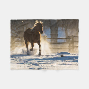 Pferd läuft durch den Schnee Fleecedecke