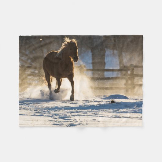Pferd läuft durch den Schnee Fleecedecke (Vorderseite (Horizontal))