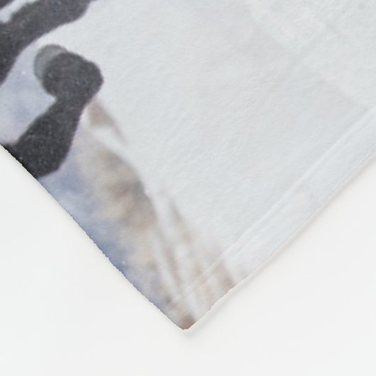 Pferd läuft durch den Schnee Fleecedecke (Ecke)