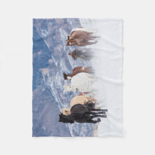 Pferd läuft durch den Schnee Fleecedecke (Vorderseite)