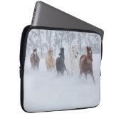 Pferd läuft durch den Schnee Laptopschutzhülle (Vorne Rechts)