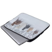 Pferd läuft durch den Schnee Laptopschutzhülle (Vorne Knopf)