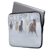 Pferd läuft durch den Schnee Laptopschutzhülle (Vorderseite Links)