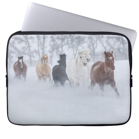 Pferd läuft durch den Schnee Laptopschutzhülle (Vorderseite)