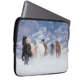 Pferd läuft durch den Schnee Laptopschutzhülle (Vorne Rechts)