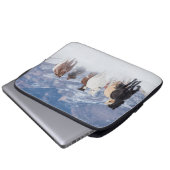 Pferd läuft durch den Schnee Laptopschutzhülle (Vorne Knopf)