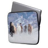 Pferd läuft durch den Schnee Laptopschutzhülle (Vorderseite Links)