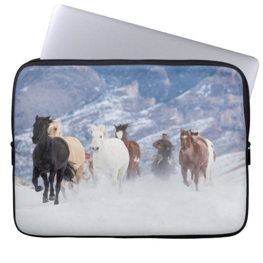 Pferd läuft durch den Schnee Laptopschutzhülle (Vorderseite)