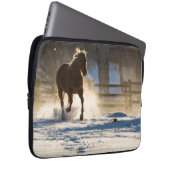 Pferd läuft durch den Schnee Laptopschutzhülle (Vorne Rechts)