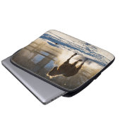 Pferd läuft durch den Schnee Laptopschutzhülle (Vorne Knopf)
