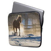 Pferd läuft durch den Schnee Laptopschutzhülle (Vorderseite Links)