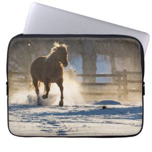 Pferd läuft durch den Schnee Laptopschutzhülle