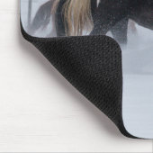 Pferd läuft durch den Schnee Mousepad (Ecke)