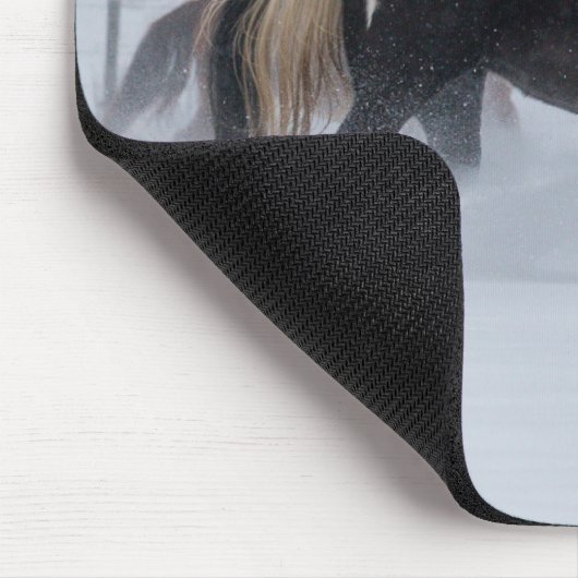 Pferd läuft durch den Schnee Mousepad (Ecke)